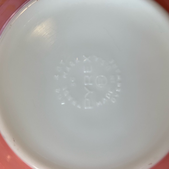 Pyrex Pink 404 large 4qt mixing bowl - Picture 2 of 2